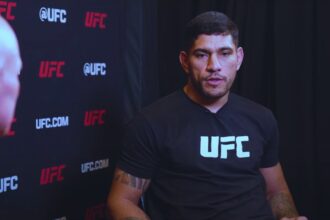 Staredowns at the UFC 300 press conference: Alex Pereira's stone head is smashed by Jamahal Hill while it dangles.