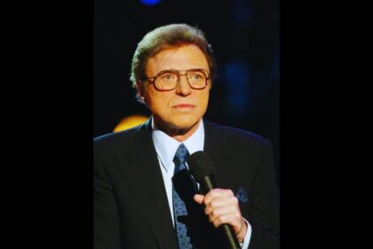"R.I.P Legend" : 'Popular comedy and singing duo Steve & Eydie's half, Steve Lawrence, passes away at the age of 88'